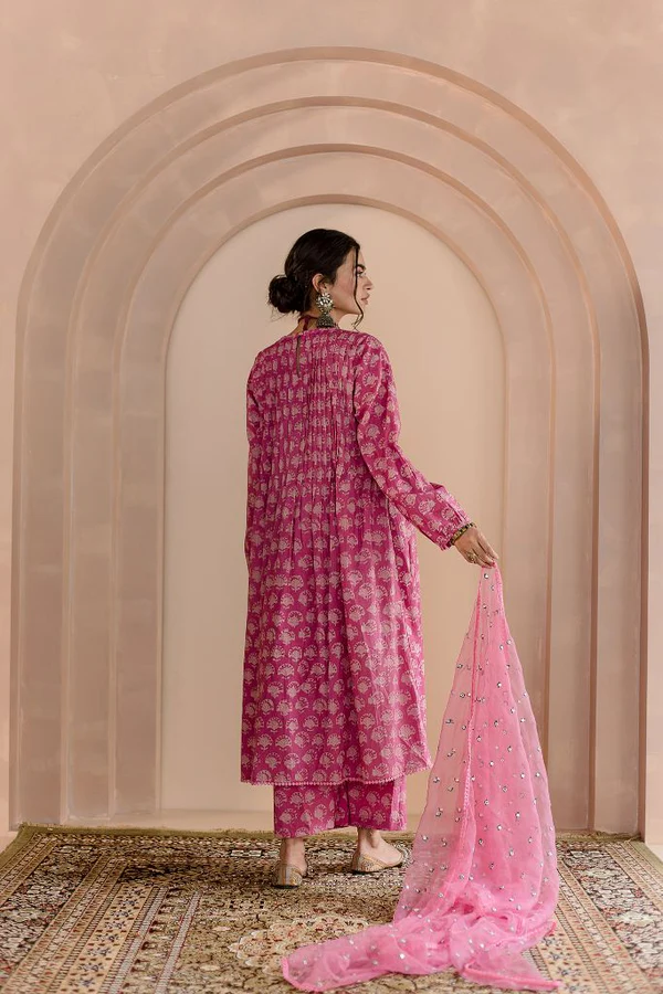 Shriya Pink Cotton Kurta Set With Organza Dupatta